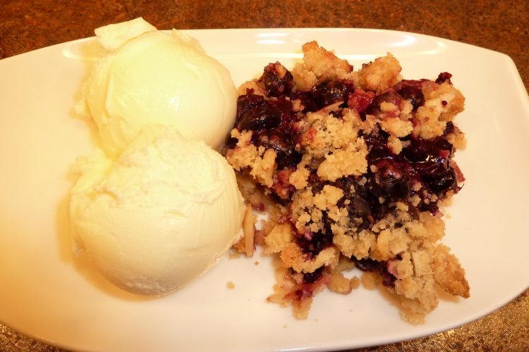 Blueberry crisp with ice cream