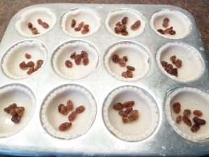Lined tart tin with raisins