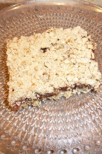 A date square on a plate