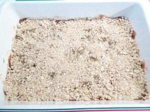 Date square with topping