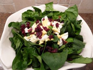 Prepare spinach salad